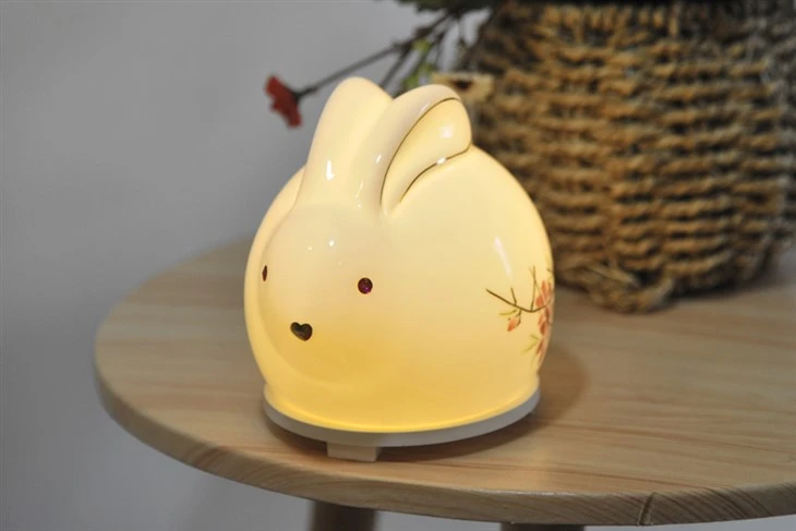 מנורת פורצלן שמנמנה Rabit Speech Control